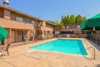 Spring Glen Apartments in Modesto, CA - Foto de edificio - Building Photo