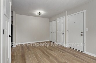 2213 E Macs Ct in Springfield, MO - Foto de edificio - Building Photo