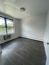 32-35 61st St, Unit 2F in Queens, NY - Foto de edificio - Building Photo