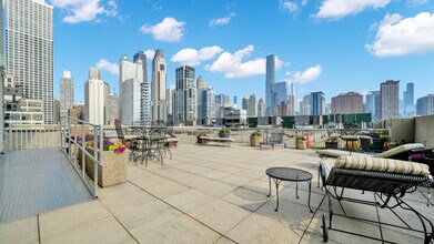 111 W Maple St in Chicago, IL - Building Photo - Building Photo