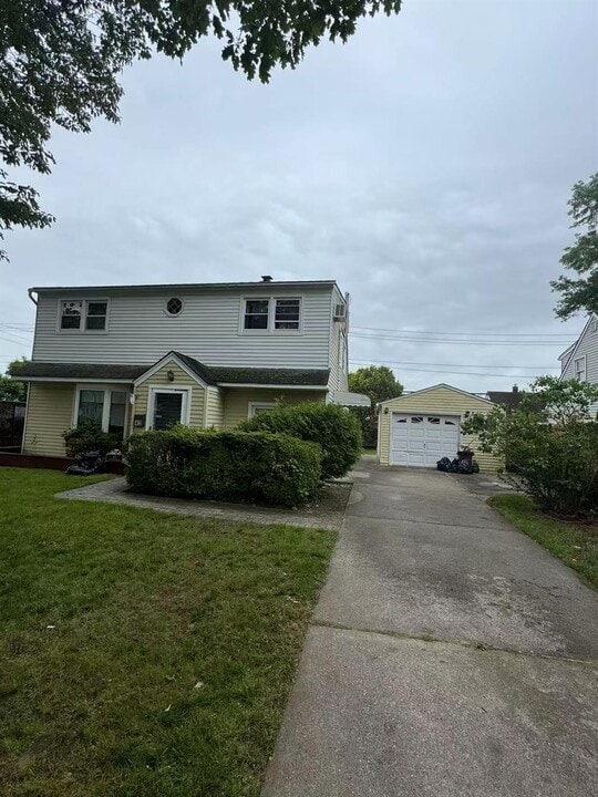 42 Hollyhock Rd in Levittown, NY - Building Photo