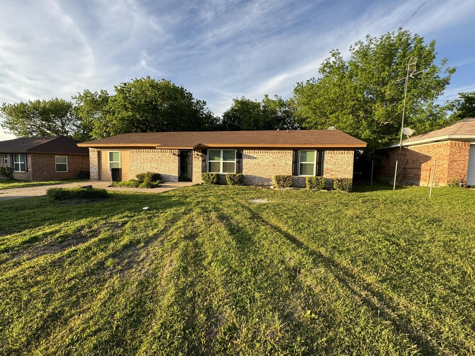 109 Minnie Dr in Itasca, TX - Building Photo