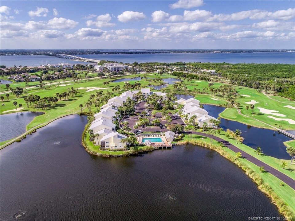 5593 NE Gulfstream Way in Stuart, FL - Foto de edificio