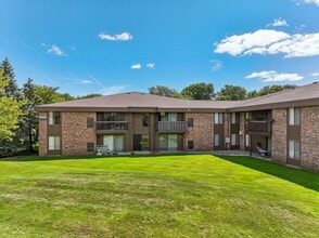 Eastwood Village Apartments in Clinton Township, MI - Foto de edificio - Building Photo