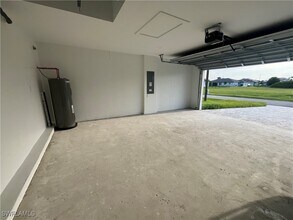 609 NW 37th Ave in Cape Coral, FL - Foto de edificio - Building Photo