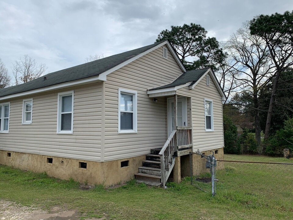 2223 Ireland Dr in Fayetteville, NC - Building Photo