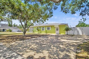 504 Milwaukee Ave in Dunedin, FL - Building Photo