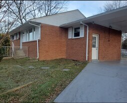 3204 Beechcraft Dr in Alexandria, VA - Building Photo