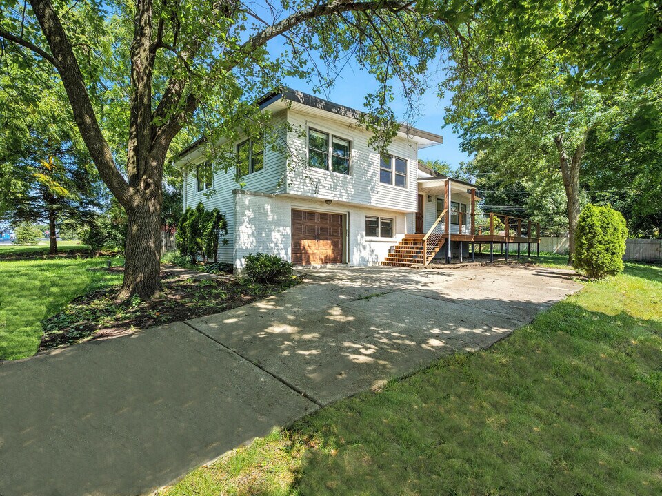 139 McIntosh Ave in Clarendon Hills, IL - Building Photo