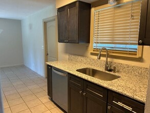 1571 Lowery St in Porterville, CA - Building Photo - Building Photo