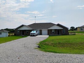 208 Hoover Ln in Azle, TX - Building Photo