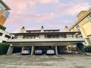 Bellevue Vista in Bellevue, WA - Building Photo - Interior Photo