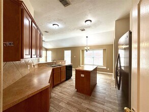 10022 Driftwood Park Dr in Houston, TX - Foto de edificio - Building Photo