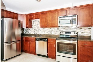 160 Chatterton Ave, Unit #1B in White Plains, NY - Building Photo