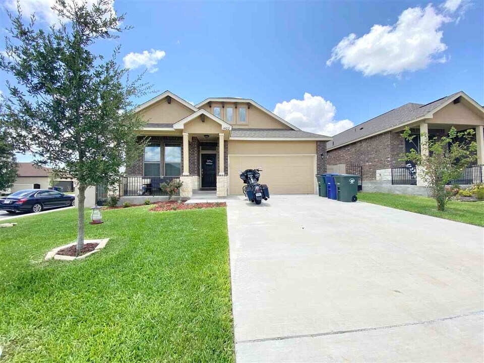 1402 Orto Dr. in Laredo, TX - Building Photo