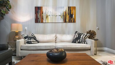 8755 Shoreham Dr in West Hollywood, CA - Building Photo - Building Photo