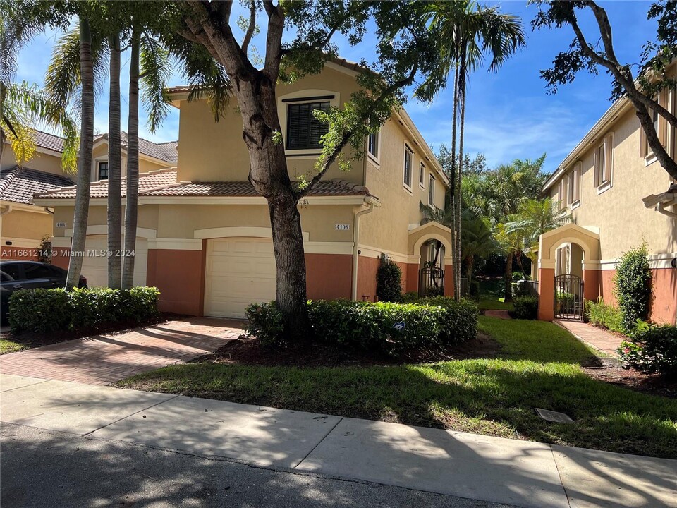 4106 Forest Dr in Weston, FL - Building Photo