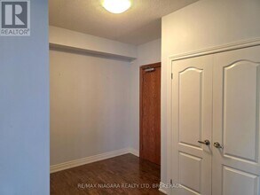 8111-8111 Forest Glen Dr in Niagara Falls, ON - Building Photo - Building Photo