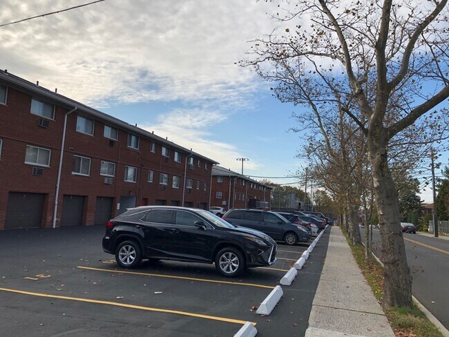 1319 Anderson Ave, Unit 16 in Fort Lee, NJ - Building Photo - Building Photo