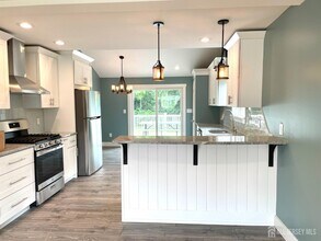 16 Robert Cir in Metuchen, NJ - Building Photo - Building Photo