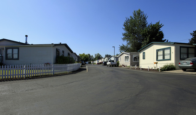 116 SE 8th St in Troutdale, OR - Foto de edificio - Building Photo