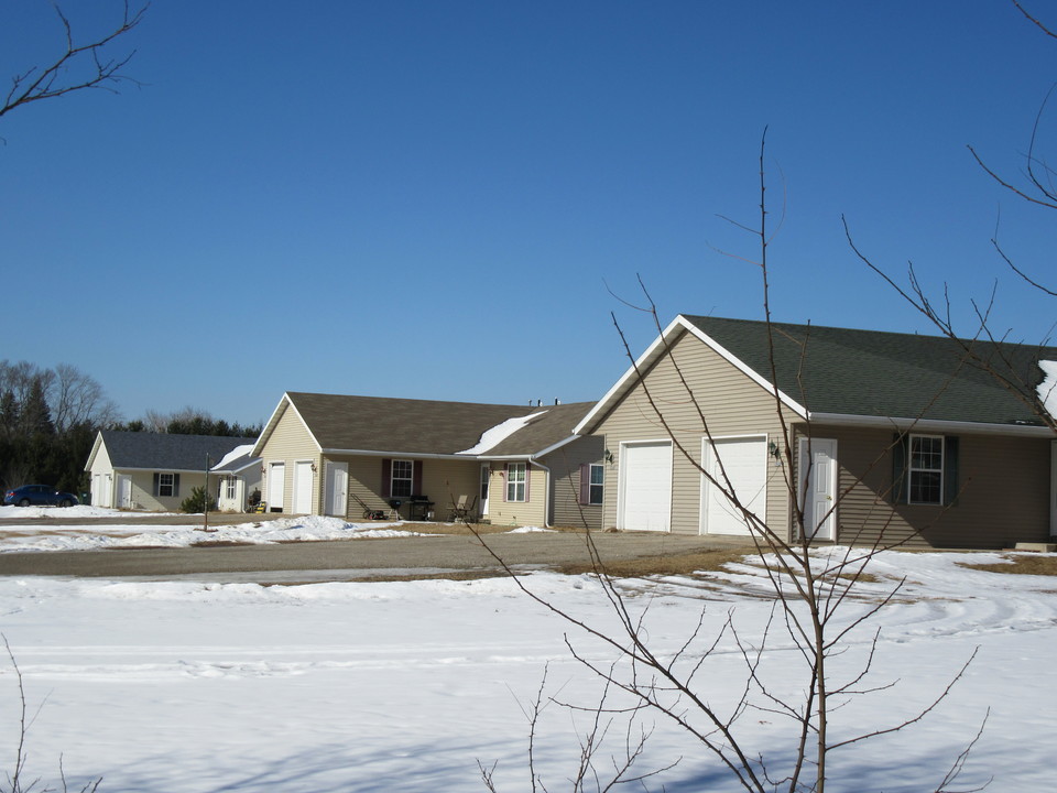 E2530 Spencer Lake Rd, Unit -232 in Waupaca, WI - Building Photo