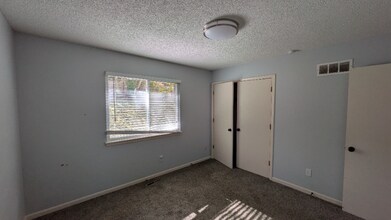 7209 W 56th Terrace in Overland Park, KS - Foto de edificio - Building Photo