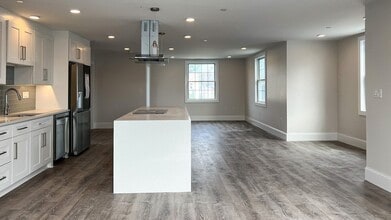 131 Cambridge St, Unit A in Burlington, MA - Building Photo - Building Photo