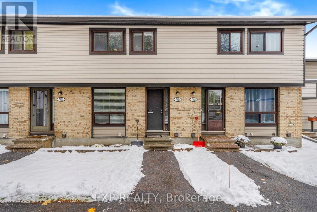 7824 Jeanne D'Arc Blvd N in Ottawa, ON - Building Photo