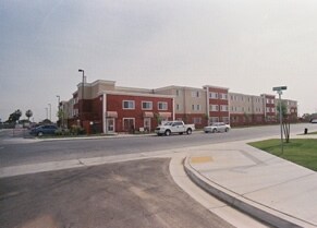 Edison Village in Bakersfield, CA - Foto de edificio