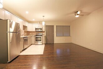 4737 Aftonshire Dr in Houston, TX - Foto de edificio - Building Photo