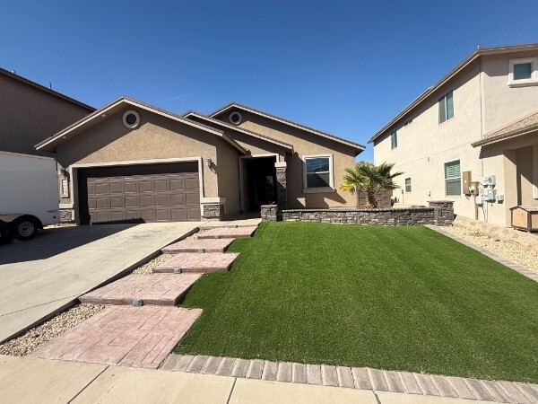 13215 Emerald Isle St in Horizon City, TX - Foto de edificio - Building Photo