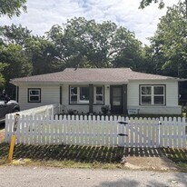 1104 Locust St in Gainesville, TX - Building Photo