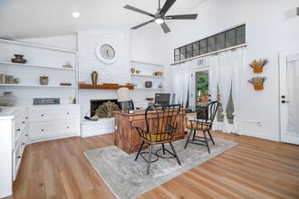 The Broadwater at Salado Creek in San Antonio, TX - Foto de edificio - Building Photo