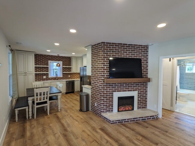 29 Woodrow Ave, Unit 1