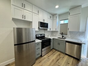 1249 Center Ave, Unit C in Oceanside, CA - Building Photo - Building Photo