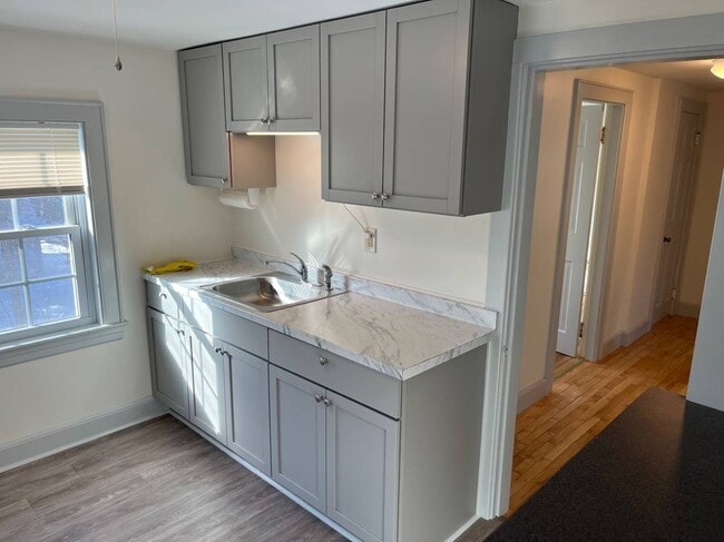 870 Woodbury Ave, Unit #2 in Portsmouth, NH - Building Photo - Building Photo