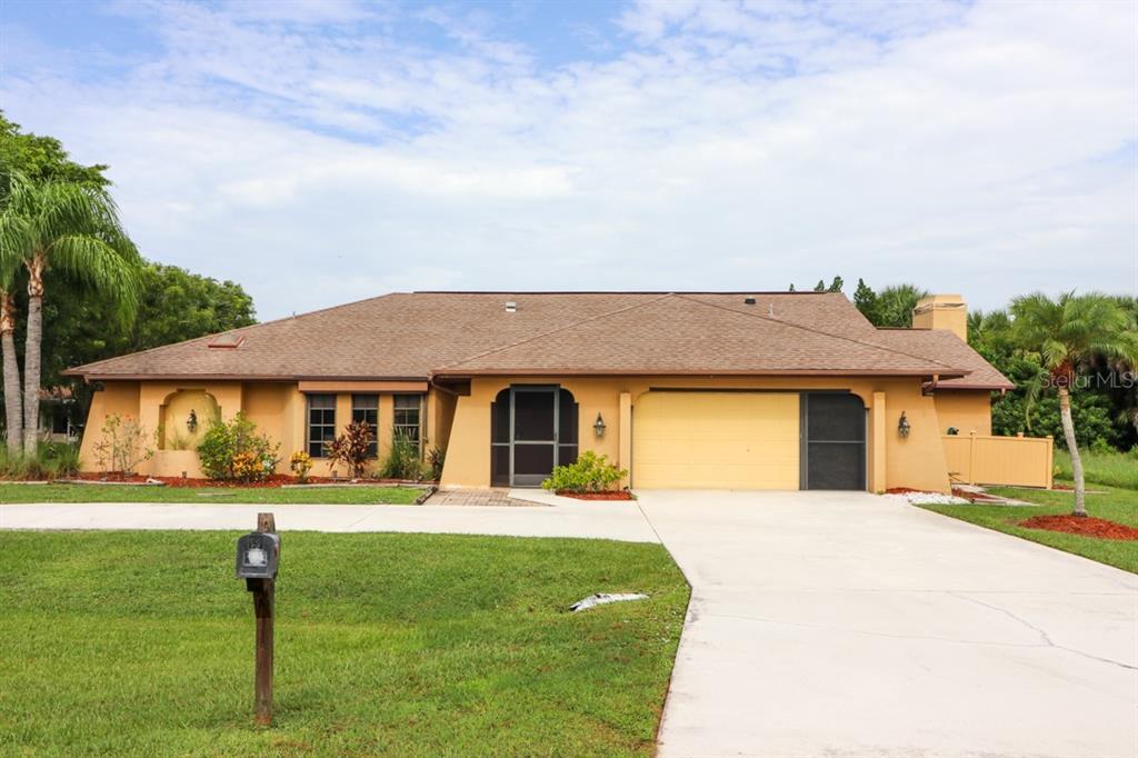 5087 Silver Bell Dr in Port Charlotte, FL - Foto de edificio