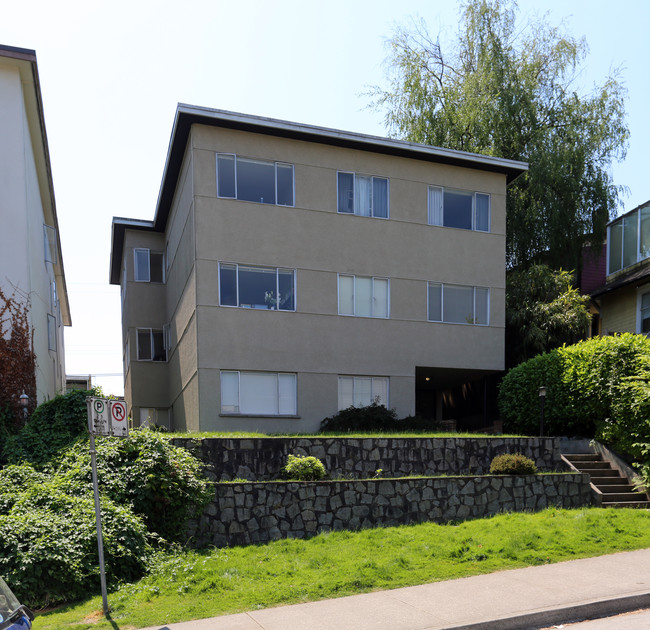 2072 W 3rd Ave in Vancouver, BC - Building Photo - Primary Photo