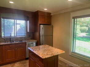 27 Canterbury Ln in Avon, CT - Building Photo - Building Photo