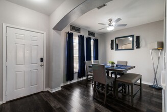 9623 Summer Vail in San Antonio, TX - Foto de edificio - Building Photo