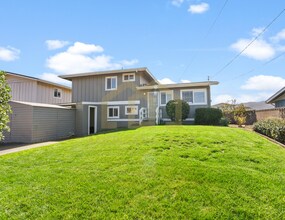1505 W Cherry Ave in Lompoc, CA - Foto de edificio - Building Photo