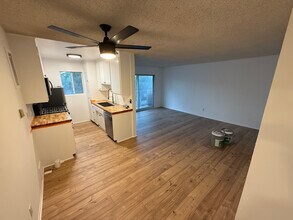 1218 McClellan Dr, Unit 201 in Los Angeles, CA - Foto de edificio - Building Photo