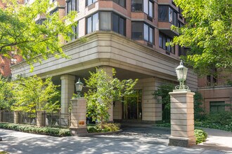 245 E 39th St in New York, NY - Foto de edificio - Building Photo