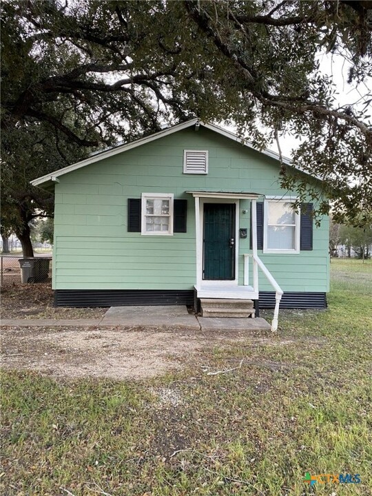 2303 N Louis St in Victoria, TX - Foto de edificio