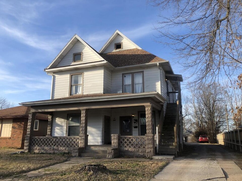 907 W Walnut St in Springfield, MO - Building Photo