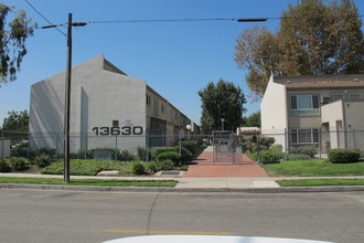 Foster Avenue Apartments in Baldwin Park, CA - Foto de edificio - Building Photo