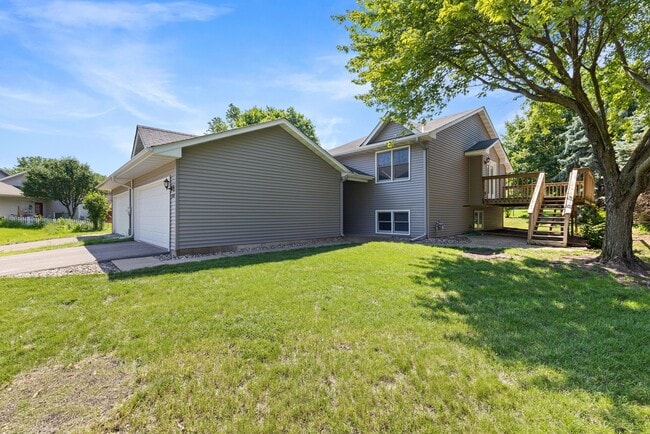 1711 Slater Ln in Burnsville, MN - Building Photo - Building Photo