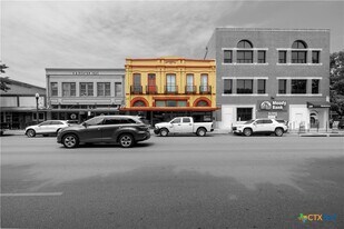 142 West St in New Braunfels, TX - Building Photo