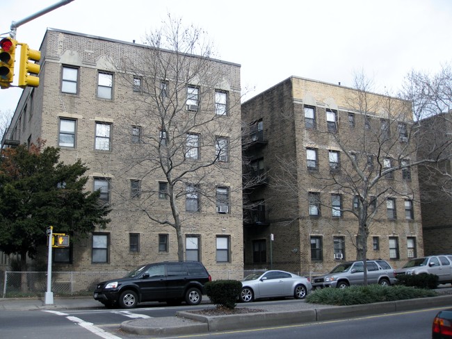 83-05 34th Ave in Flushing, NY - Foto de edificio - Building Photo